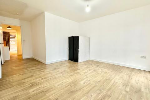 3 bedroom maisonette to rent, Magellan Boulevard, London E16