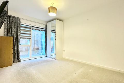 3 bedroom maisonette to rent, Magellan Boulevard, London E16