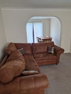 4 bedroom detached house to rent, Brackenhill Drive, BD7 4RS