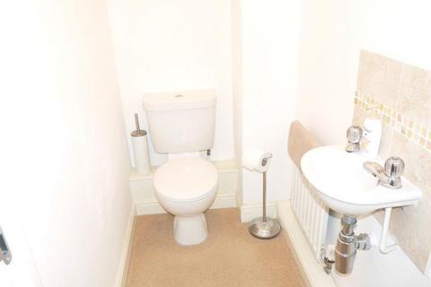 2 bedroom townhouse to rent, Swan Avenue, Gilstead, Bingley