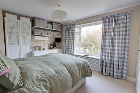 10 Erminster Drive, Hucclecote, Gloucester, GL3 3ER