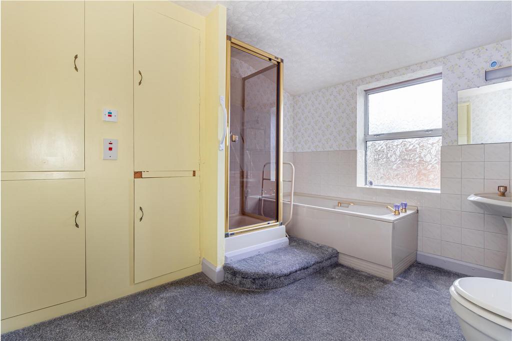 Bathromo-1.jpg