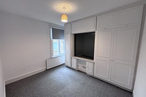 2 bedroom maisonette to rent, Woodland Road, Chingford, E4