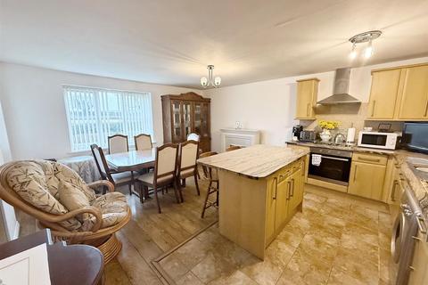 2 bedroom flat for sale, 2 Wyndley Close, Four Oaks, Sutton Coldfield
