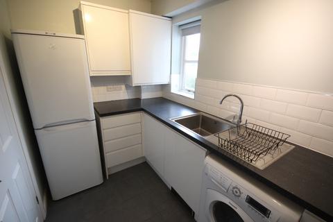 2 bedroom ground floor flat to rent, Hazel Close, Noak Bridge