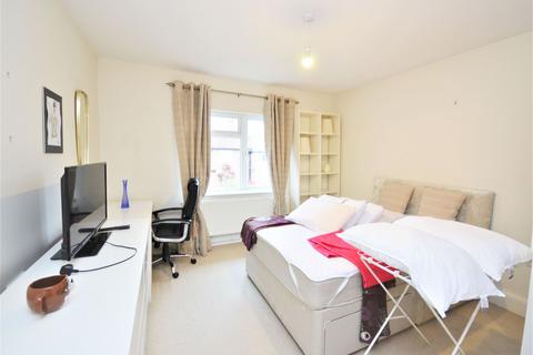 3 bedroom flat to rent, Broadway, London