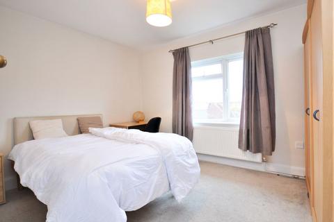 3 bedroom flat to rent, Broadway, London