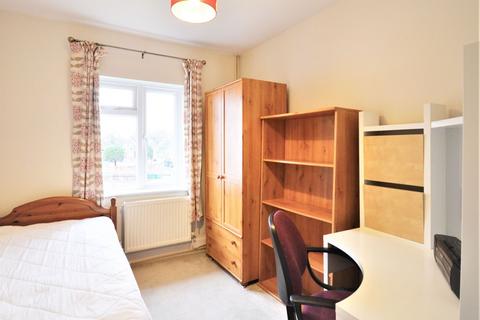 3 bedroom flat to rent, Broadway, London