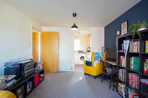 2 bedroom flat to rent, Portland Court, Bristol BS16