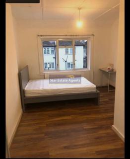 1 bedroom in a house share to rent, London W12