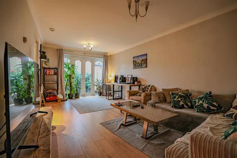 2 bedroom flat for sale, Uxbridge Road, Pinner, HA5