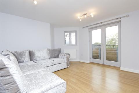 2 bedroom apartment to rent, Thomas Court, New Mossford Way, IG6 1FJ