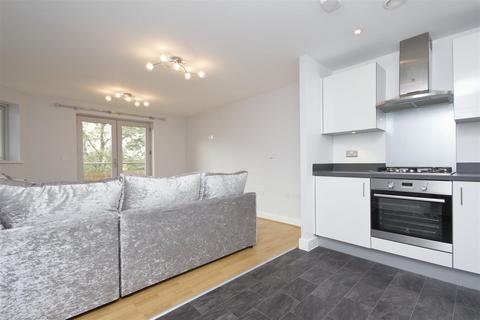 2 bedroom apartment to rent, Thomas Court, New Mossford Way, IG6 1FJ