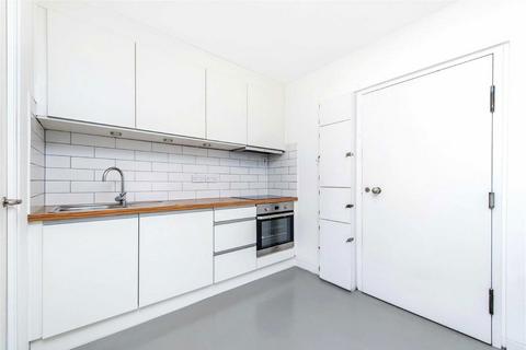 Studio to rent, Barbican, London EC2Y