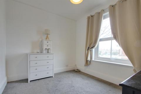 2 bedroom flat to rent, Westcourt Road, Worthing BN14