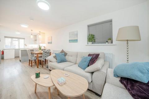 1 Capel Close, London, N20 0QU