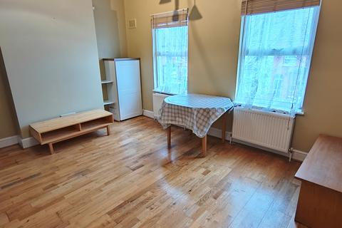 2 bedroom flat to rent, Denzil Road, Dollis Hill NW10