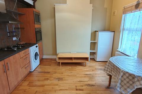 2 bedroom flat to rent, Denzil Road, Dollis Hill NW10