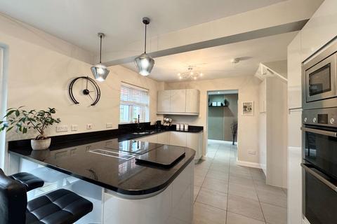 4 bedroom detached house for sale, Holbourne Close, Loughborough LE12