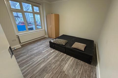 6 bedroom terraced house to rent, Townsend Road, Southall