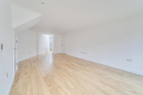 2 bedroom mews for sale, Buckingham Road, De Beauvoir, London, N1