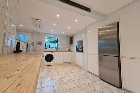 15 Sandwich Road, Eythorne, Dover, CT15 4AA