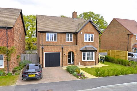4 bedroom detached house for sale, Sweeters Field, Alfold