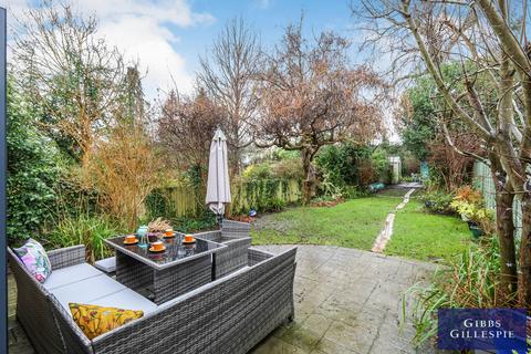 4 bedroom semi-detached house to rent, Birchmead Avenue, Pinner