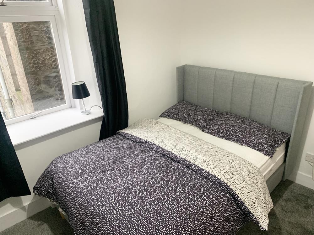 Bedroom 1 photograph 2