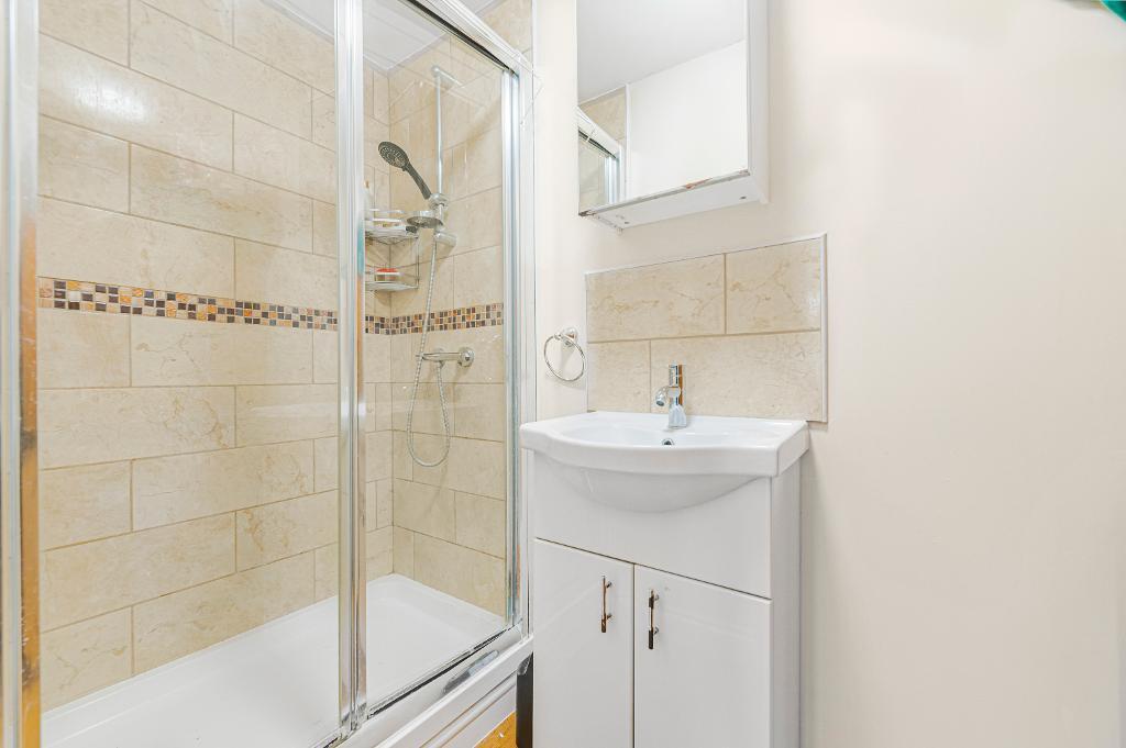 En suite to bedroom 5