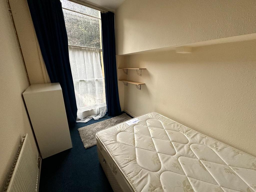 Compact single bedroom with a comfortable mattr...