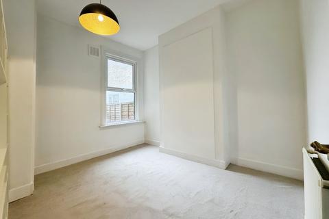 2 bedroom apartment to rent, Farley Road, London SE6