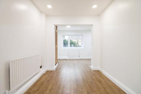 3 bedroom end of terrace house for sale, Poplar Way, Ilford IG6