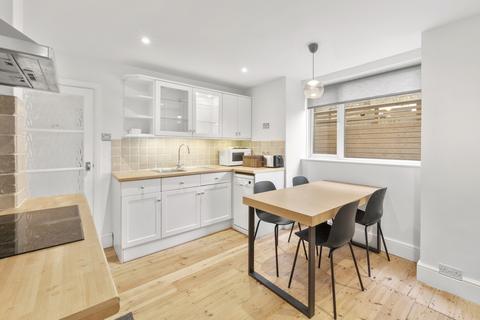 2 bedroom flat to rent, Latimer Road, SW19