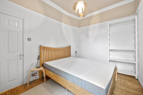 2 bedroom flat to rent, Latimer Road, SW19