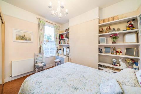 2 bedroom flat for sale, Barmouth Road, London SW18