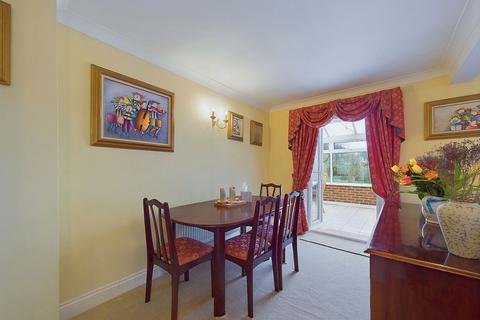 32 The Heights, Worthing, BN14 0AJ