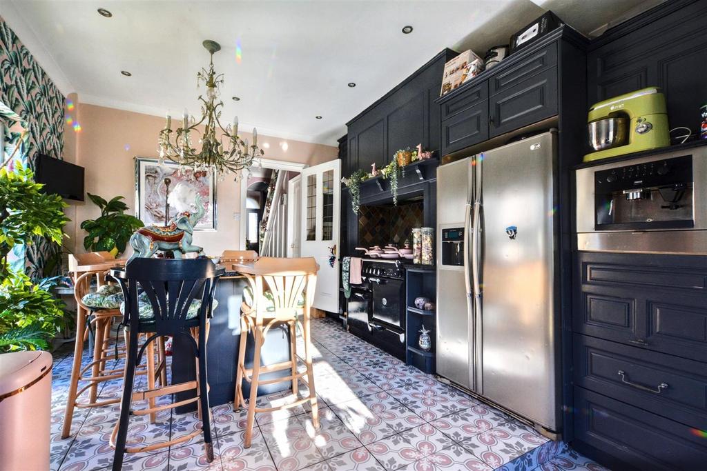 Kitchen 2.jpeg
