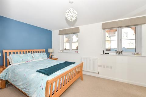 22 Ellis Road, Broadbridge Heath, Horsham, RH12 3GR