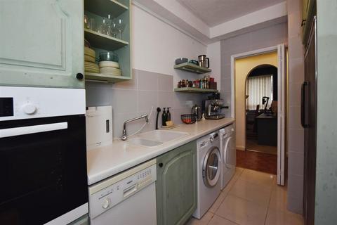 2 bedroom flat for sale, 191 Southbourne Grove, Westcliff-on-Sea SS0