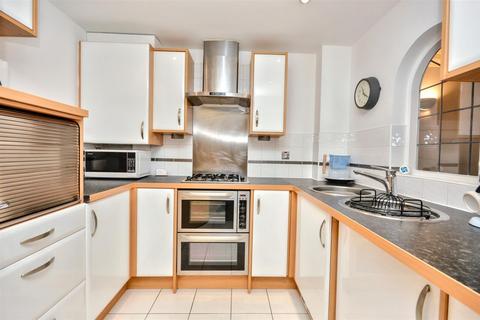 2 bedroom flat for sale, St. Kitts Drive, Eastbourne