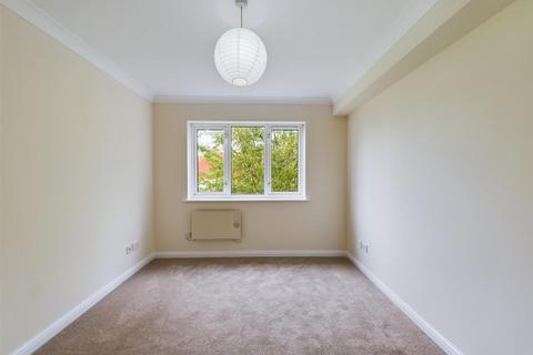 2 bedroom apartment to rent, Varsity Drive, Twickenham