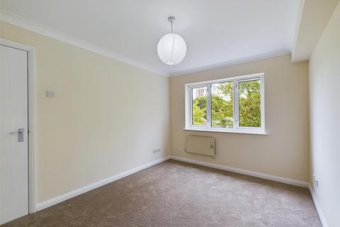 2 bedroom apartment to rent, Varsity Drive, Twickenham