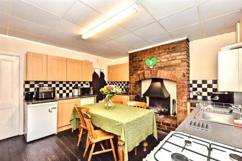 4 bedroom terraced house for sale, Woodlands Grove, Stanningley, Pudsey, West Yorkshire