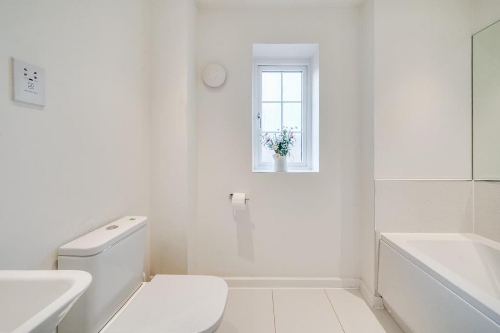 1.16 - family bathroom.jpg