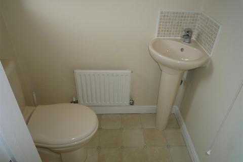 2 bedroom semi-detached house to rent, Hoctun Close, Castleford