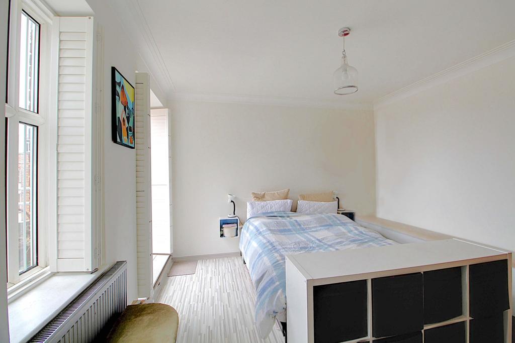 Studio room with access to South facing balcony