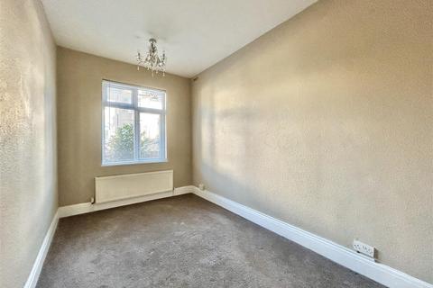 2 bedroom flat to rent, Dawlish Drive, Leigh-On-Sea