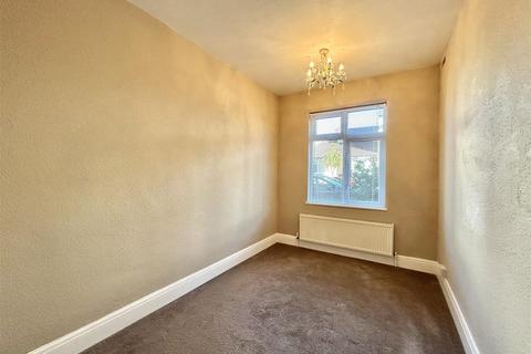 2 bedroom flat to rent, Dawlish Drive, Leigh-On-Sea