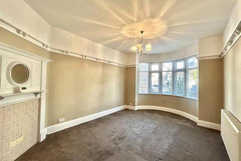 2 bedroom flat to rent, Dawlish Drive, Leigh-On-Sea